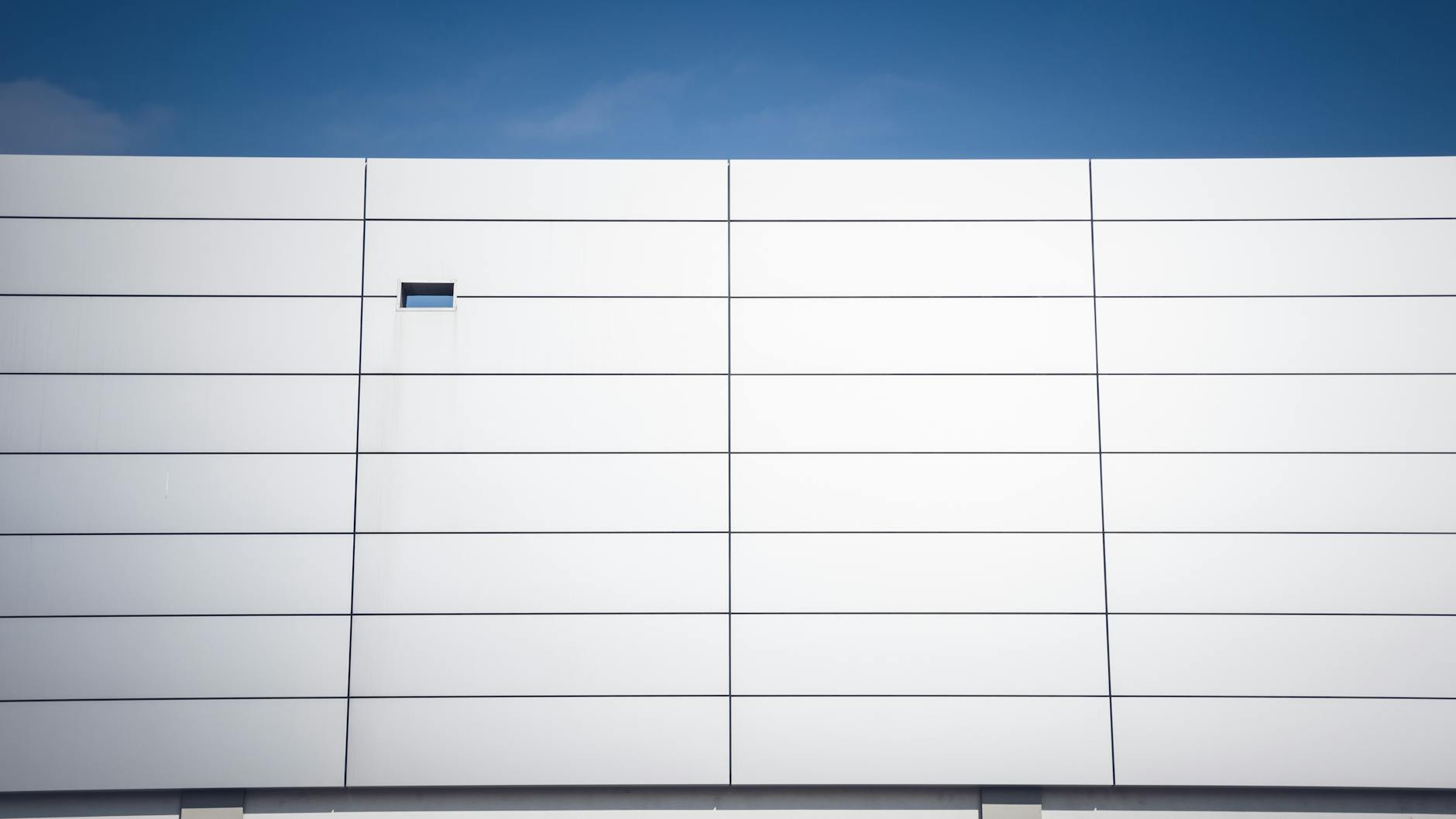 Minimalistisches Gebäude mit klaren Linien und blauem Himmel